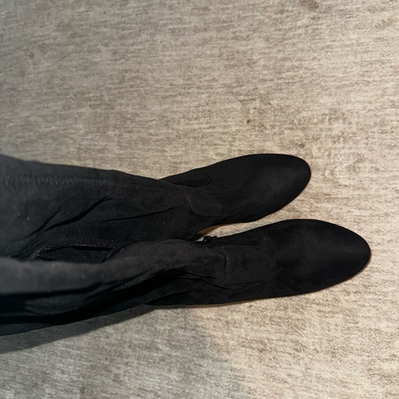 BLACK KNEE HIGH BOOTS/HEELS - Picture 3 of 7